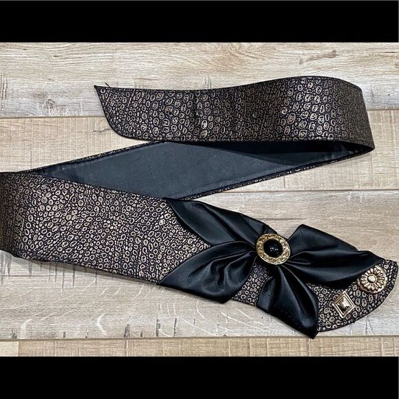 VINTAGE 80s Gold Embossed Waist Belt Bow & Buttons - Picture 5 of 11
